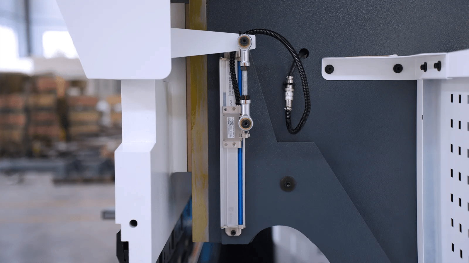 Ultimate Guide to Buying a Sheet Metal Press Brake in 2026: Types, Tonnage, and Features - Pictures 2 Orientação de Precisão: Escalas Lineares