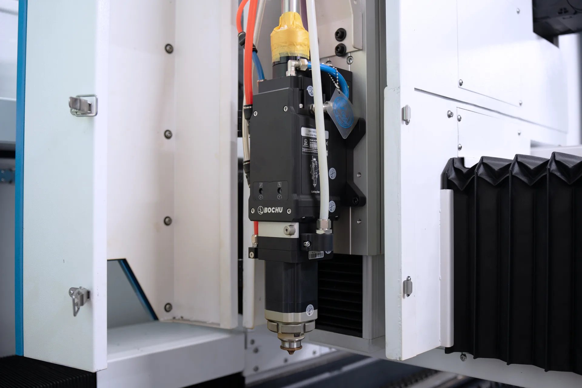 Fully Enclosed 6000W Laser Cutter with Exchange Table - Pictures 10 BOCHU BLT421S Smart Cutting Heads