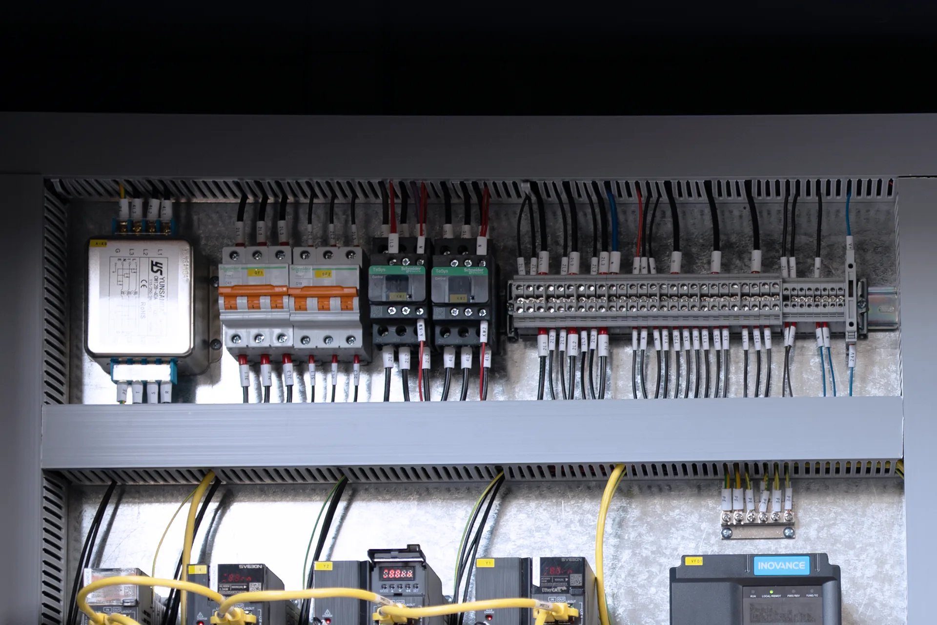 Fully Enclosed 6000W Laser Cutter with Exchange Table - Pictures 13 Genuine Schneider Electrical System