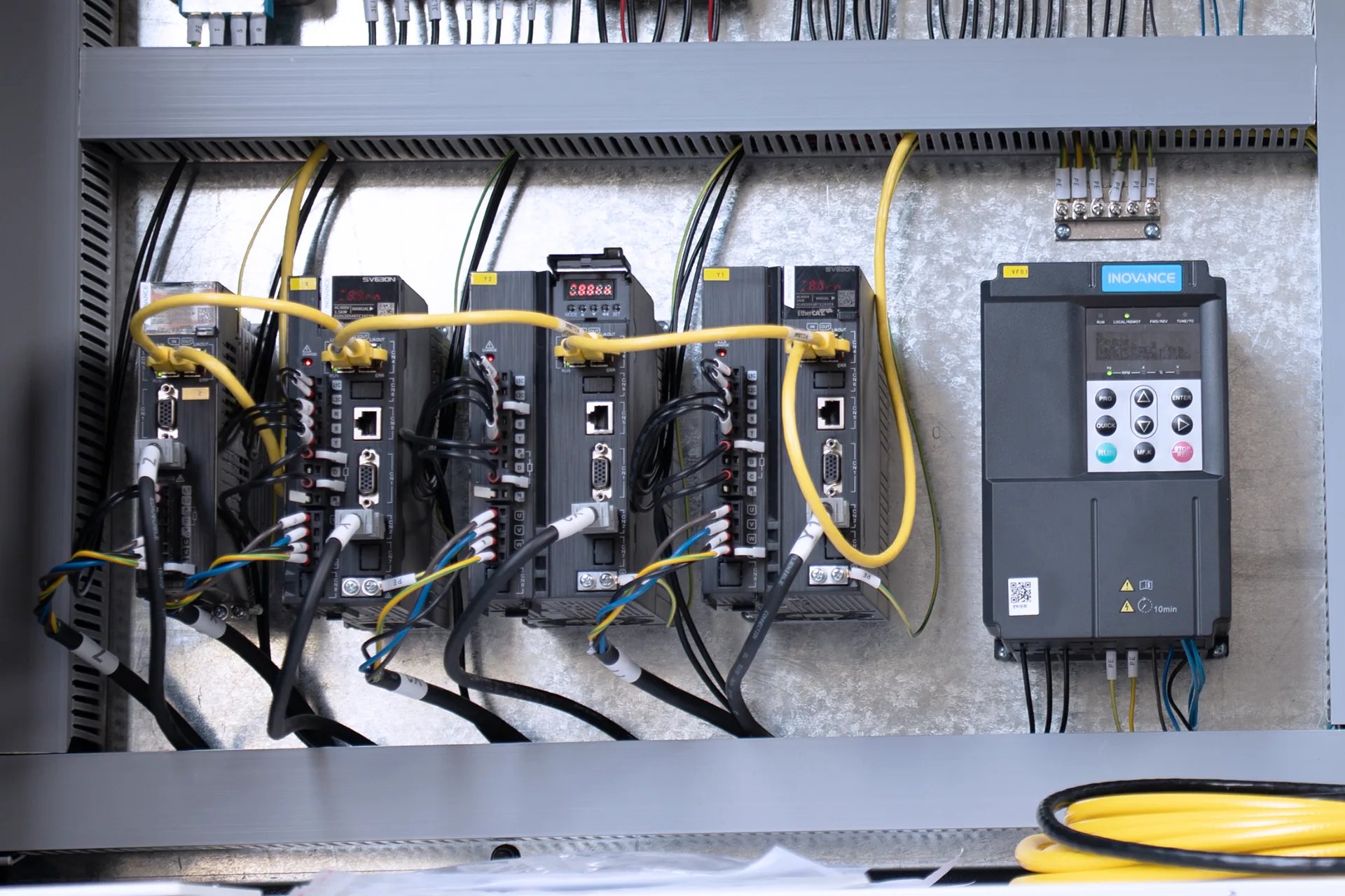 Fully Enclosed 6000W Laser Cutter with Exchange Table - Pictures 12 High Speed Servo Motor And Drive